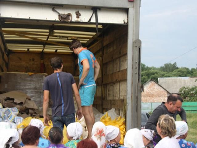 На Чернігівщині депутат підкуповує виборців продуктами (ФОТО) На Чернігівщині депутат підкуповує виборців продуктами (ФОТО)