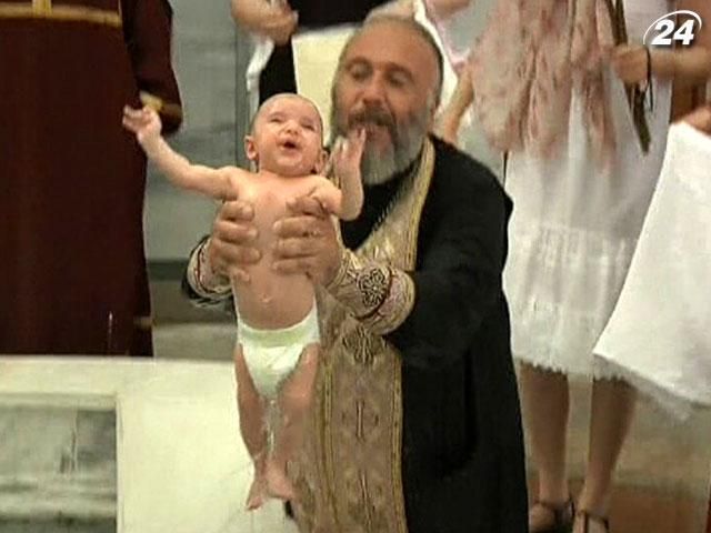В Грузии одновременно окрестили полтысячи малышей В Грузии одновременно окрестили полтысячи малышей