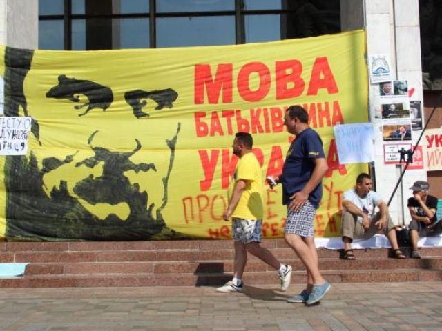 "Швидка" забрала третього голодувальника з-під Українського дому