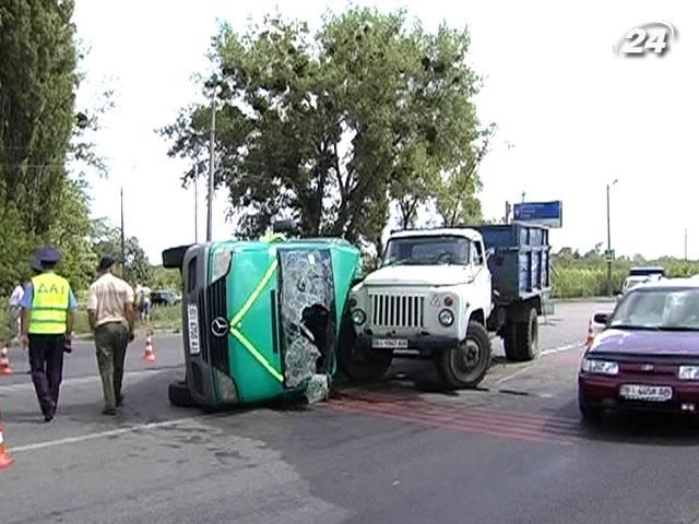 За фактом ДТП з весільним автобусом порушено кримінальну справу