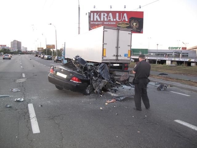 ДТП у Києві: 4 загиблих (ФОТО) ДТП у Києві: 4 загиблих (ФОТО)