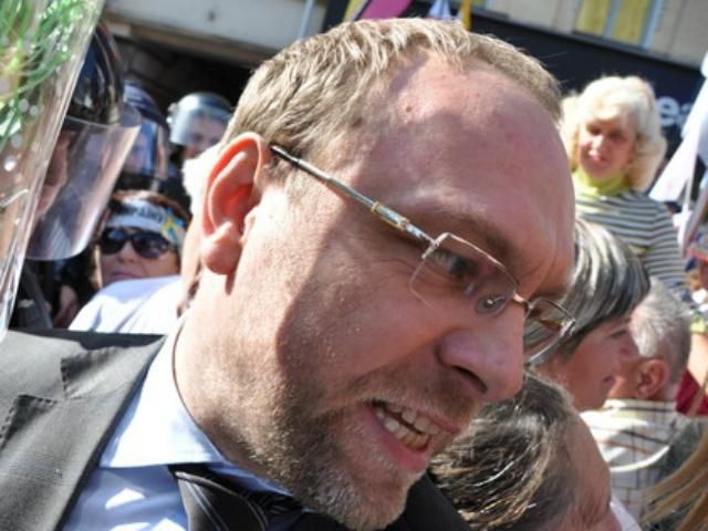 Милиция обещает проверить, кто запустил во Власенко зеленкой