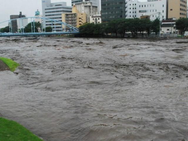 У Японії через повінь евакуюють півмільйона людей У Японії через повінь евакуюють півмільйона людей
