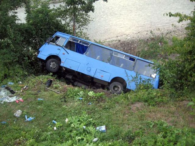 На Закарпатті перекинувся автобус із 32 пасажирами