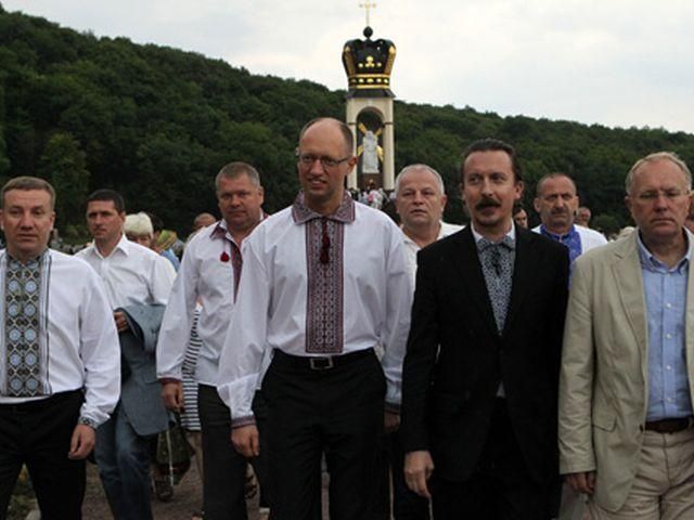 Яценюк пішов на прощу до Зарваниці Яценюк пішов на прощу до Зарваниці