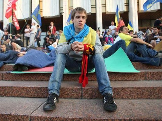 З-під Українського дому у лікарню забрали ще одного голодуючого З-під Українського дому у лікарню забрали ще одного голодуючого