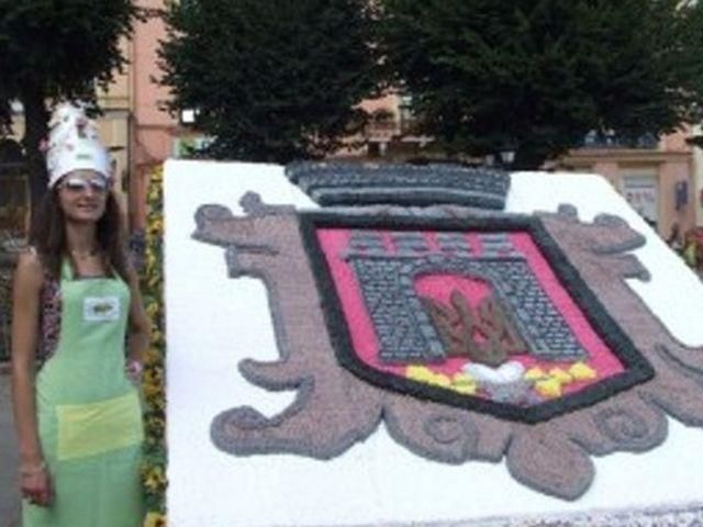 У Чернівцях спекли найбільший в Україні торт У Чернівцях спекли найбільший в Україні торт