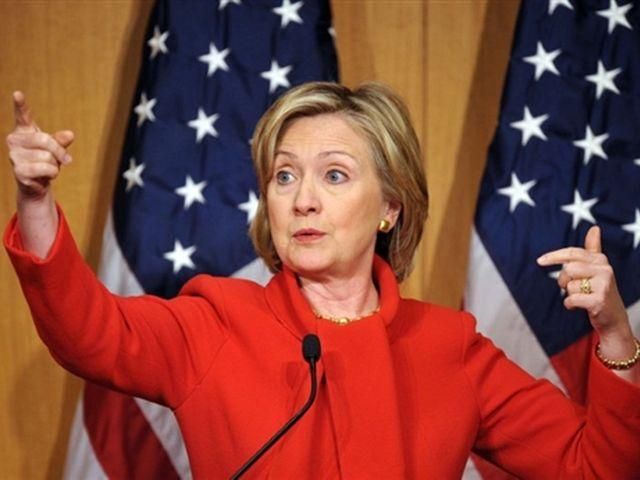 У Єгипті кортеж Клінтон закидали помідорами У Єгипті кортеж Клінтон закидали помідорами