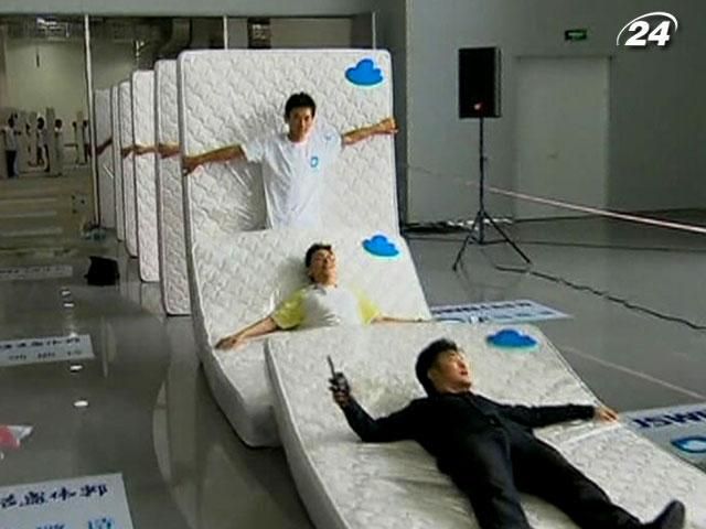 1001 человек принял участие в "живом домино" с матрасами 1001 человек принял участие в "живом домино" с матрасами