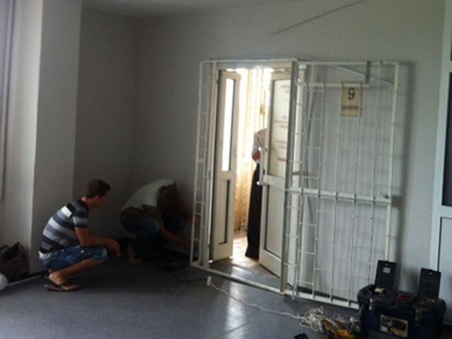 Власенко: У лікарні, де перебуває Тимошенко, наварюють додаткові ґрати Власенко: У лікарні, де перебуває Тимошенко, наварюють додаткові ґрати