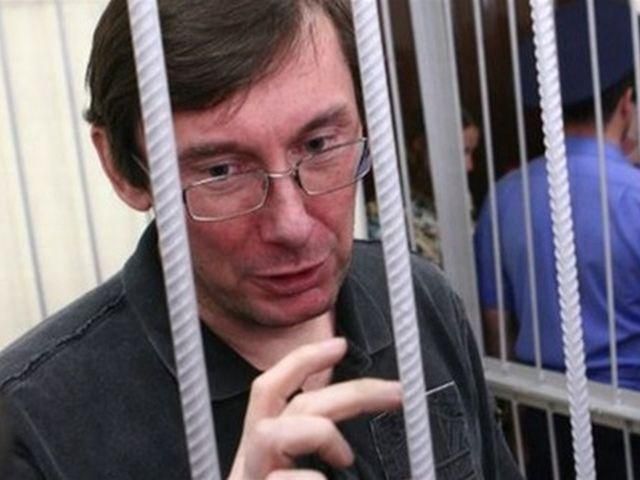 Луценко каже, що Ющенка "лише на три літери не посилав"