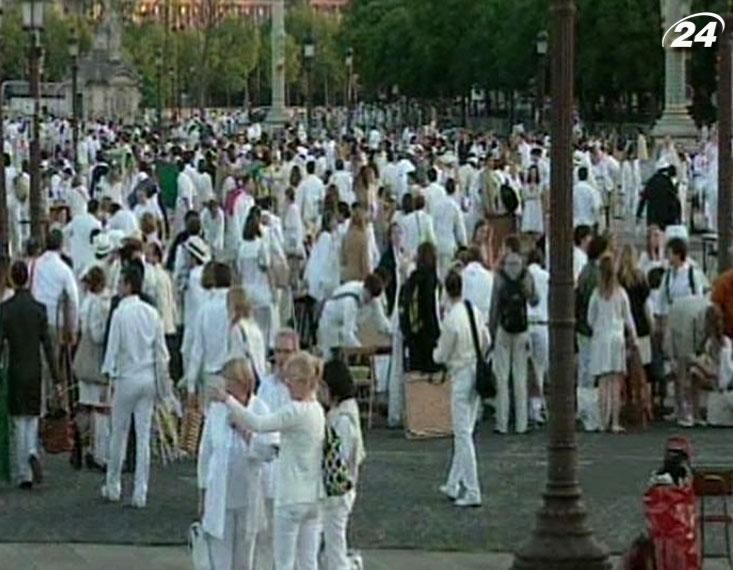 В Париже проходят ужины, на которых все одеты в белую одежду