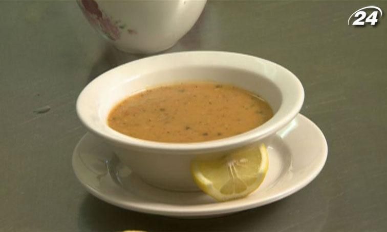 Суп из чечевицы готовит шеф-повар ресторана Star Manti