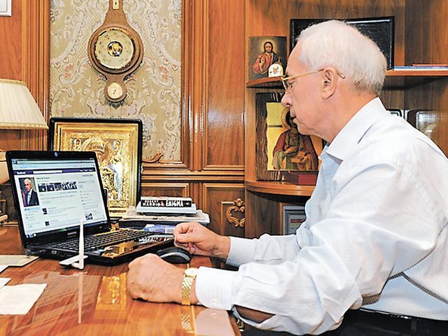 Азаров говорит, что помогает людям через Fаcebook и его читают министры Азаров говорит, что помогает людям через Fаcebook и его читают министры