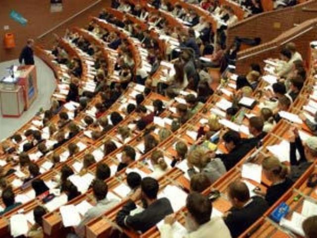 Щорічно 20 тисяч українських студентів їдуть на навчання за кордон Щорічно 20 тисяч українських студентів їдуть на навчання за кордон