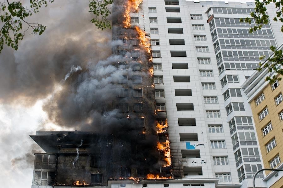 В Стамбуле горит небоскреб