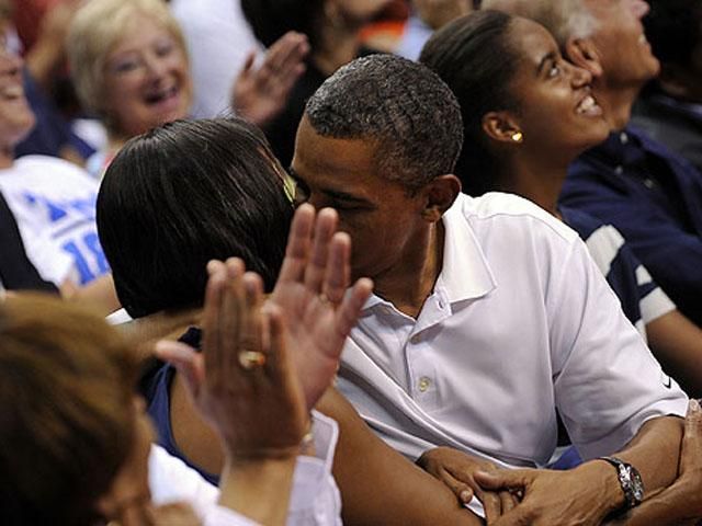 Барак Обама публично целовался с женой (ФОТО)