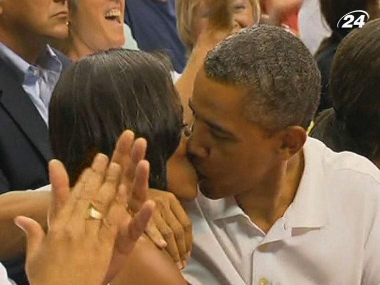 Обама поцеловал жену во время баскетбольного матча Обама поцеловал жену во время баскетбольного матча