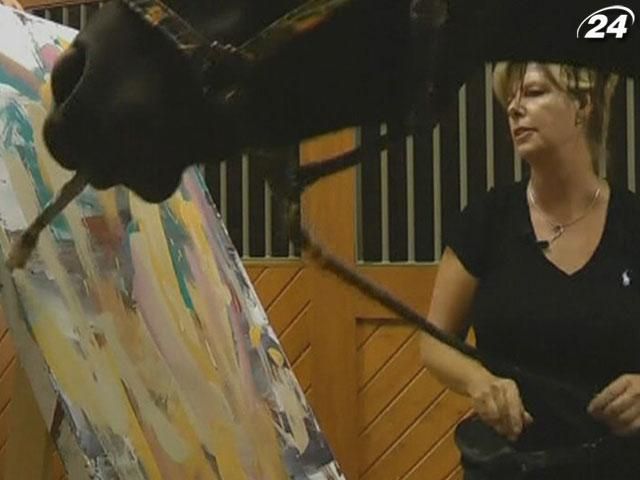 Кінь-художник створює шедеври живопису Кінь-художник створює шедеври живопису