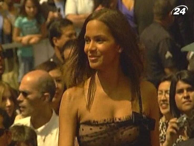 Хелли Берри попала в больницу из-за травмы на съемочной площадке Хелли Берри попала в больницу из-за травмы на съемочной площадке