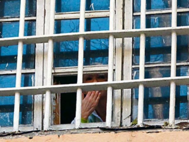 Пенітенціарна служба: Тимошенко погрожує вибити вікно в палаті