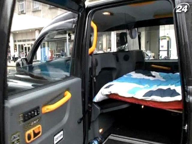 Лондонський таксист переобладнав своє авто в готельний номер