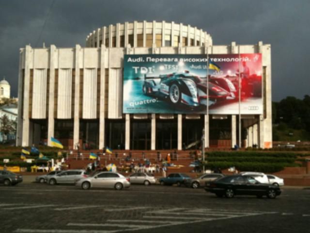 Під Українським домом з'явилися нові голодувальники Під Українським домом з'явилися нові голодувальники