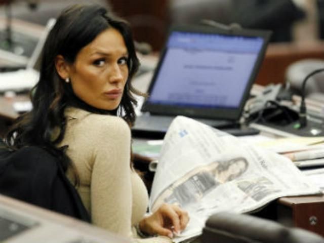 Бывшая помощница Берлускони требует у него миллион евро Бывшая помощница Берлускони требует у него миллион евро