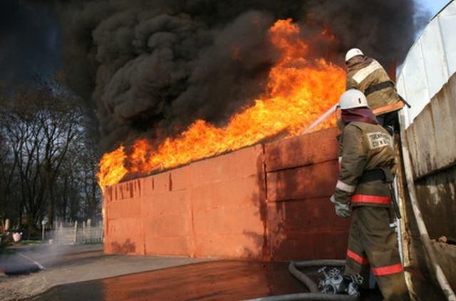 В Бердянске горит предприятие "Бердянські жатки"