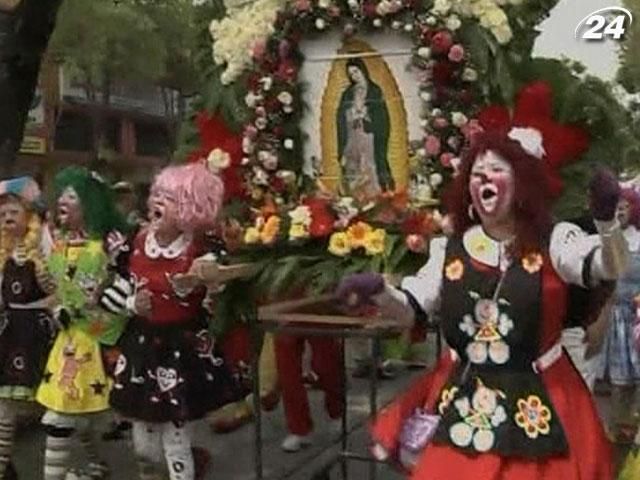 В Мехико сотни клоунов провели религиозную ходу В Мехико сотни клоунов провели религиозную ходу