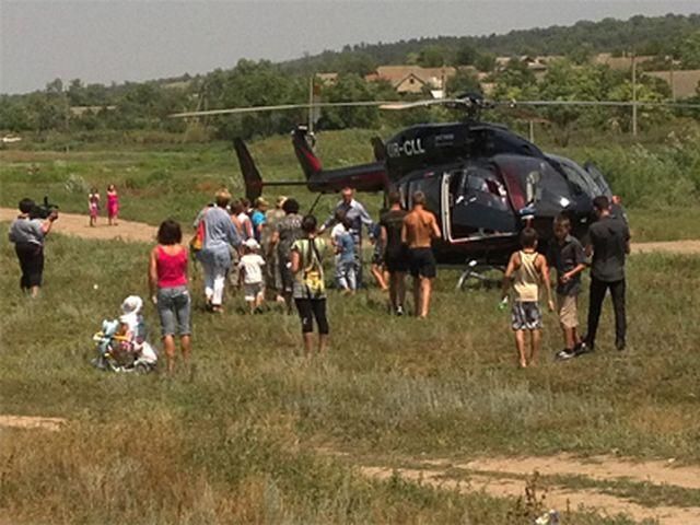 На Одещині член ПР агітує мешканців на вертольоті (Фото, Відео)