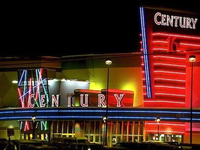 На премьере "Бэтмена" расстреляли 12 человек На премьере "Бэтмена" расстреляли 12 человек