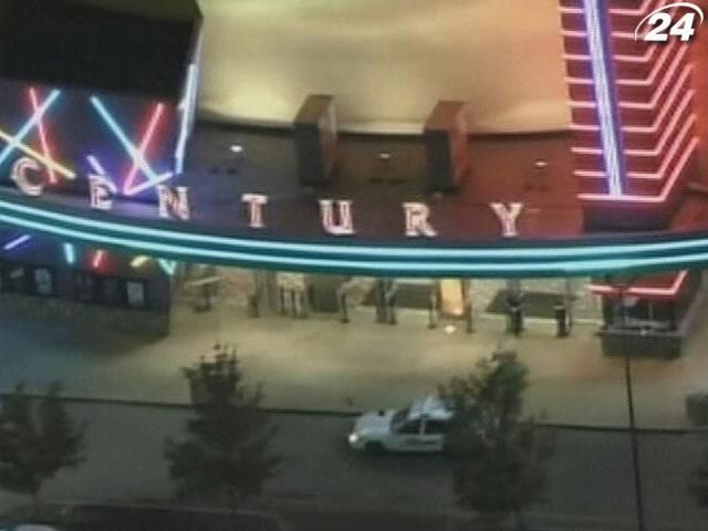 В результате стрельбы в кинотеатре погибли 12 человек В результате стрельбы в кинотеатре погибли 12 человек