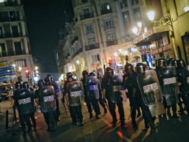У Мадриді через заворушення поранено близько 40 людей (Фото) У Мадриді через заворушення поранено близько 40 людей (Фото)