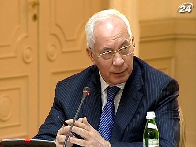 Азаров дав "майстер-клас" з безаварійного кермування