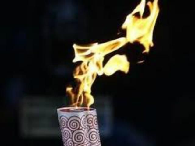 В Лондон прибув олімпійський вогонь В Лондон прибув олімпійський вогонь