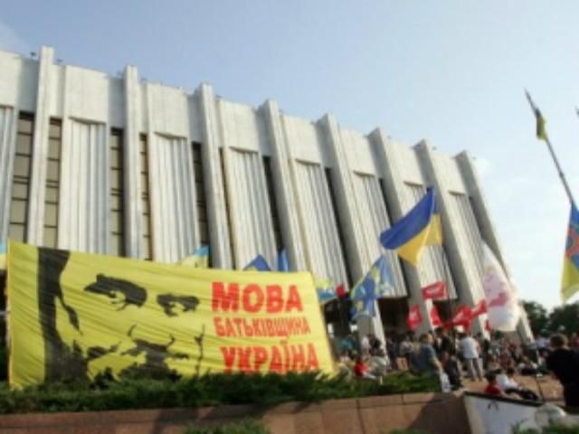 У стен Украинского дома остался один голодающий У стен Украинского дома остался один голодающий