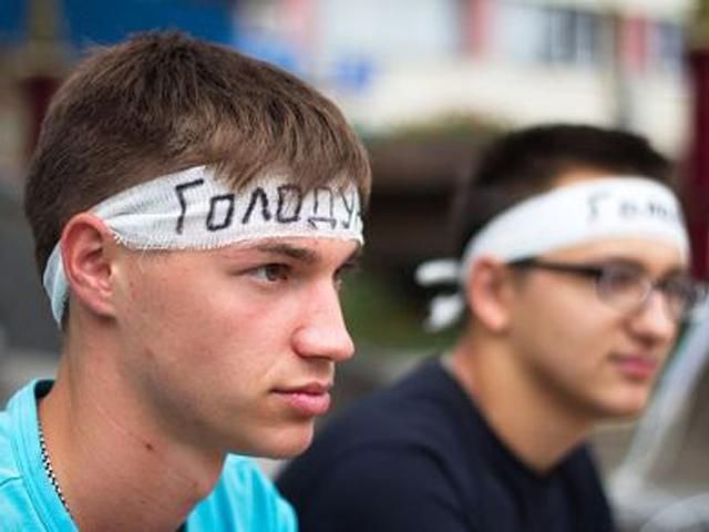 Под Украинским домом потерял сознание голодающий Под Украинским домом потерял сознание голодающий