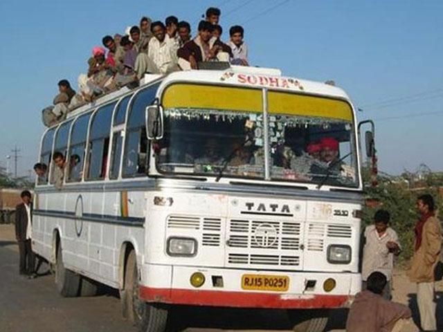 В Індії автобус зірвався в ущелину. Загинули 18 людей В Індії автобус зірвався в ущелину. Загинули 18 людей