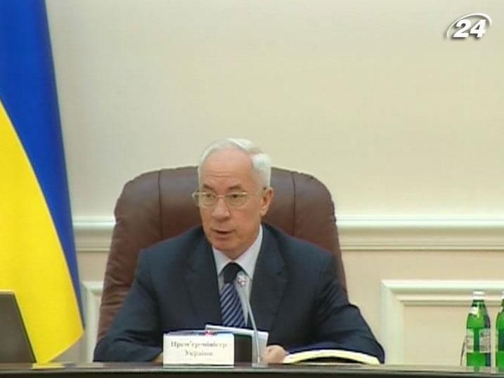 Азаров регулярно отчитывается о росте экономики Азаров регулярно отчитывается о росте экономики