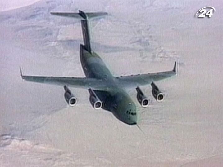 Вантажне відділення C-17 Globemaster може вмістити 3 гелікоптери або танк