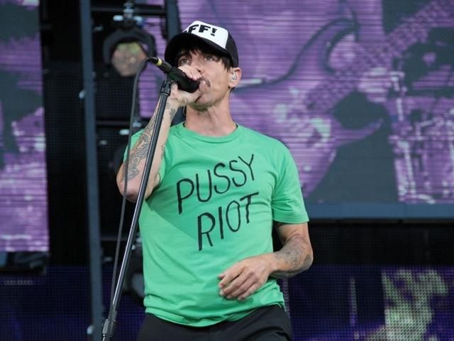 Вокалист Red Hot Chili Peppers выступал в майке Pussy Riot Вокалист Red Hot Chili Peppers выступал в майке Pussy Riot