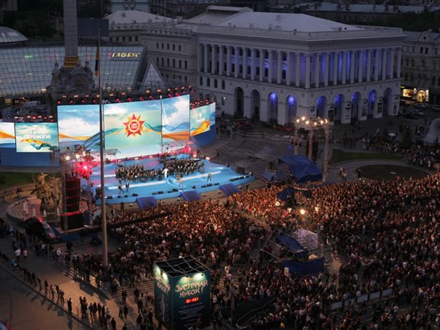 Украинских спортсменов провожают концертом. Ждут Азарова