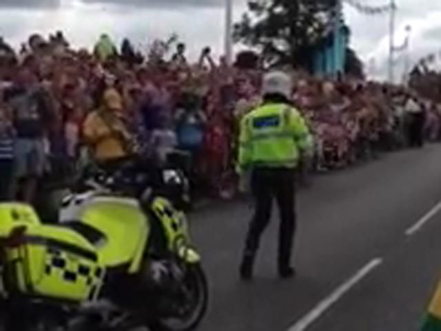 Британский полицейский устроил танец во время эстафеты Олимпийского огня Британский полицейский устроил танец во время эстафеты Олимпийского огня