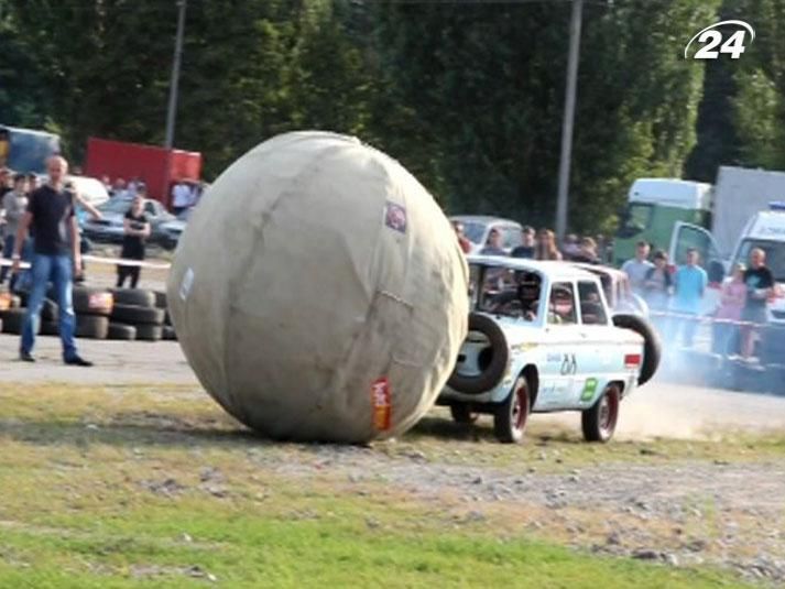 В Виннице устроили футбольный матч для горбатых запорожцев В Виннице устроили футбольный матч для горбатых запорожцев