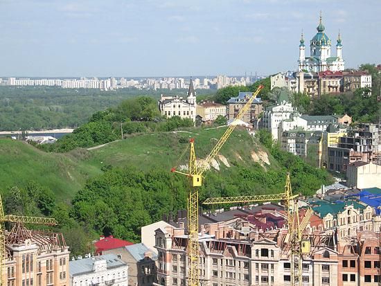 В Киеве на Замковой горе вырубили уже сотни деревьев (Фото)