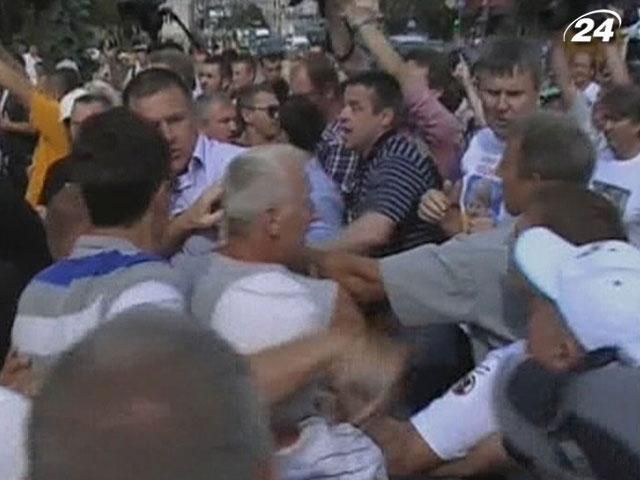 Сторонники и противники Тимошенко потолкались под судом Сторонники и противники Тимошенко потолкались под судом