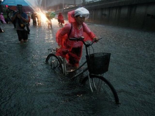 Жертвами злив у Китаї протягом трьох днів стали 95 осіб Жертвами злив у Китаї протягом трьох днів стали 95 осіб