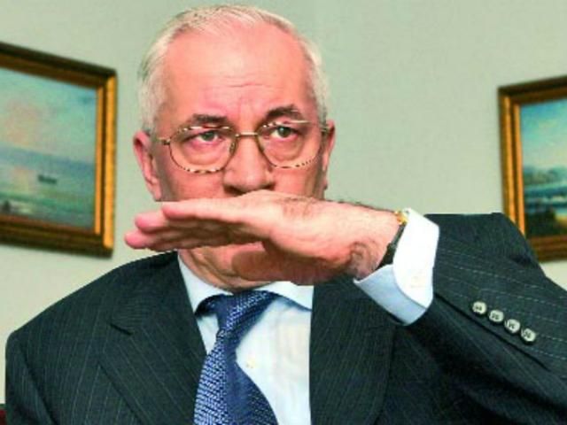 Азаров урізав стипендії студентам Азаров урізав стипендії студентам