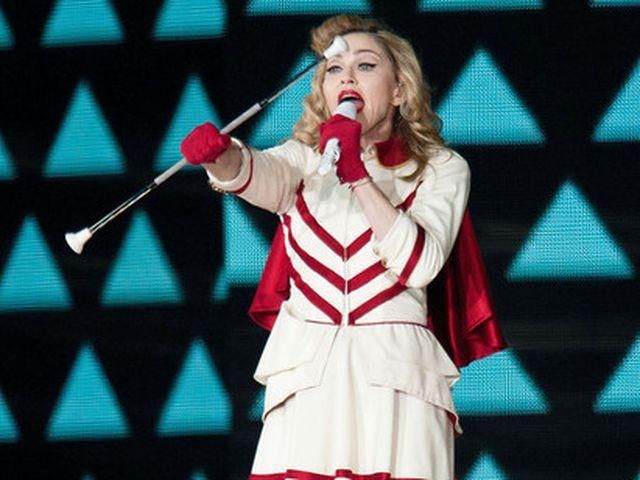 Мадонна порушила заборону на використання зброї на сцені